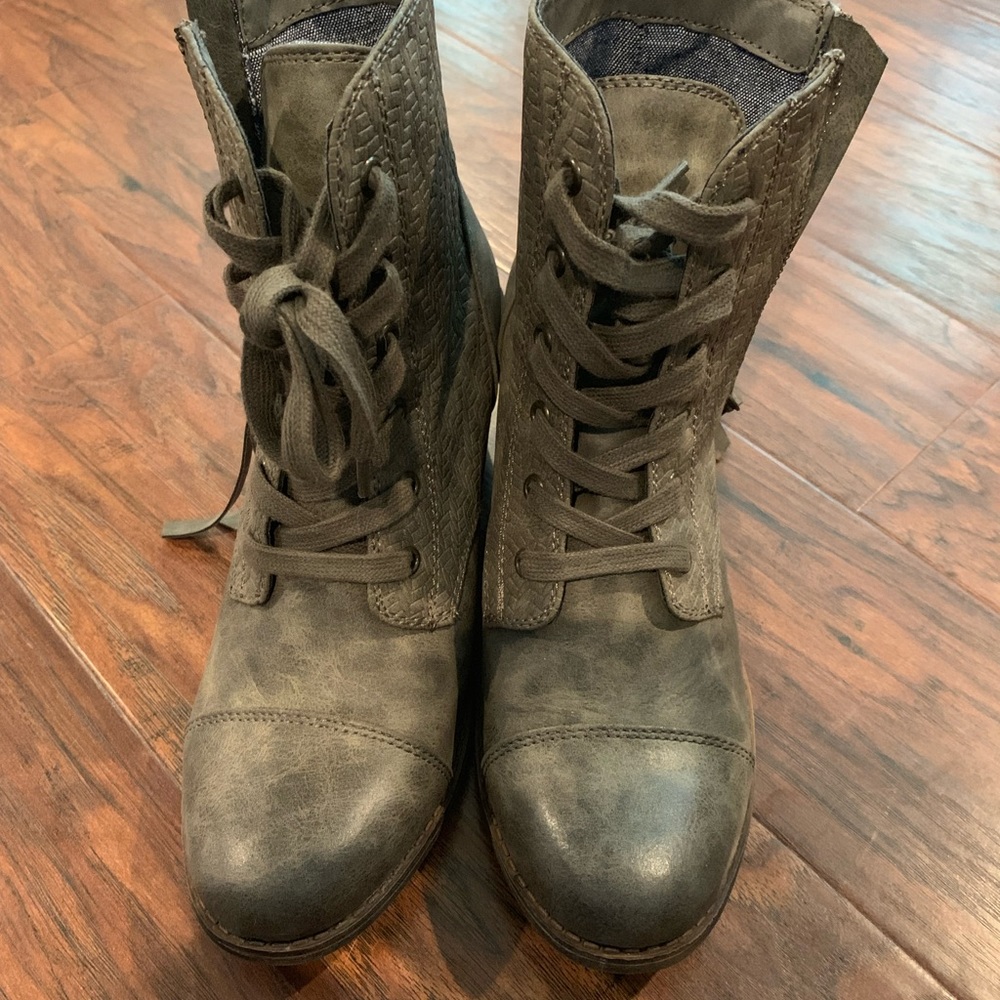 Roxy Boot. Size 7. Worn one time.